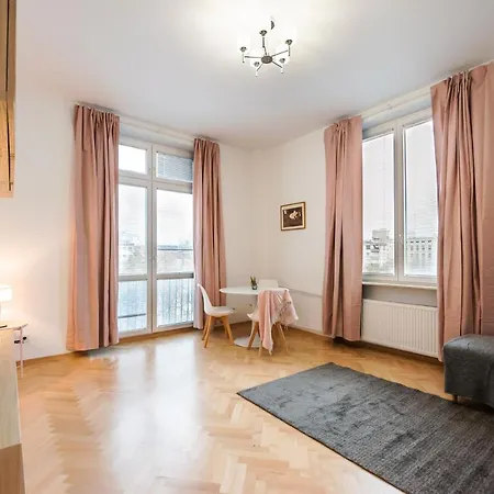 Metro Swietokrzyska Enchanting ワルシャワ