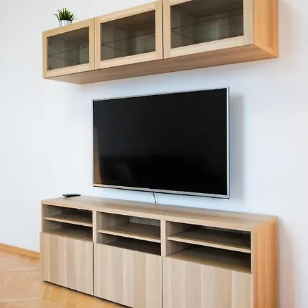 Metro Swietokrzyska Enchanting * ワルシャワ