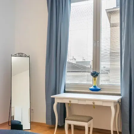 Metro Swietokrzyska Enchanting ワルシャワ