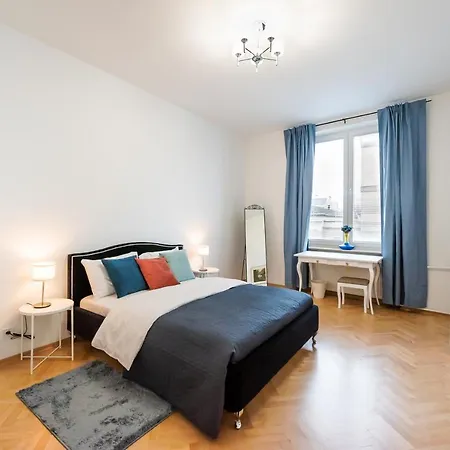 Metro Swietokrzyska Enchanting ワルシャワ