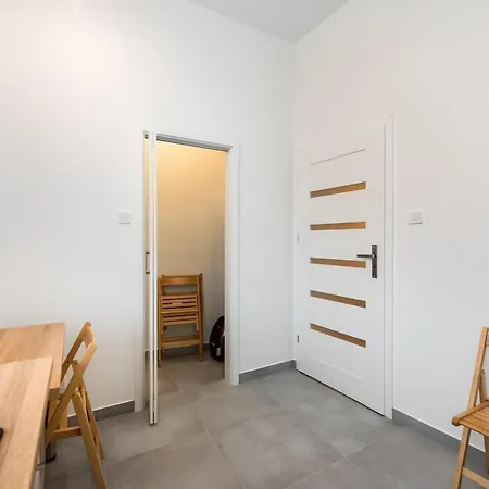 Metro Swietokrzyska Enchanting ワルシャワ